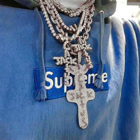 travis scotts iced out gucci chain